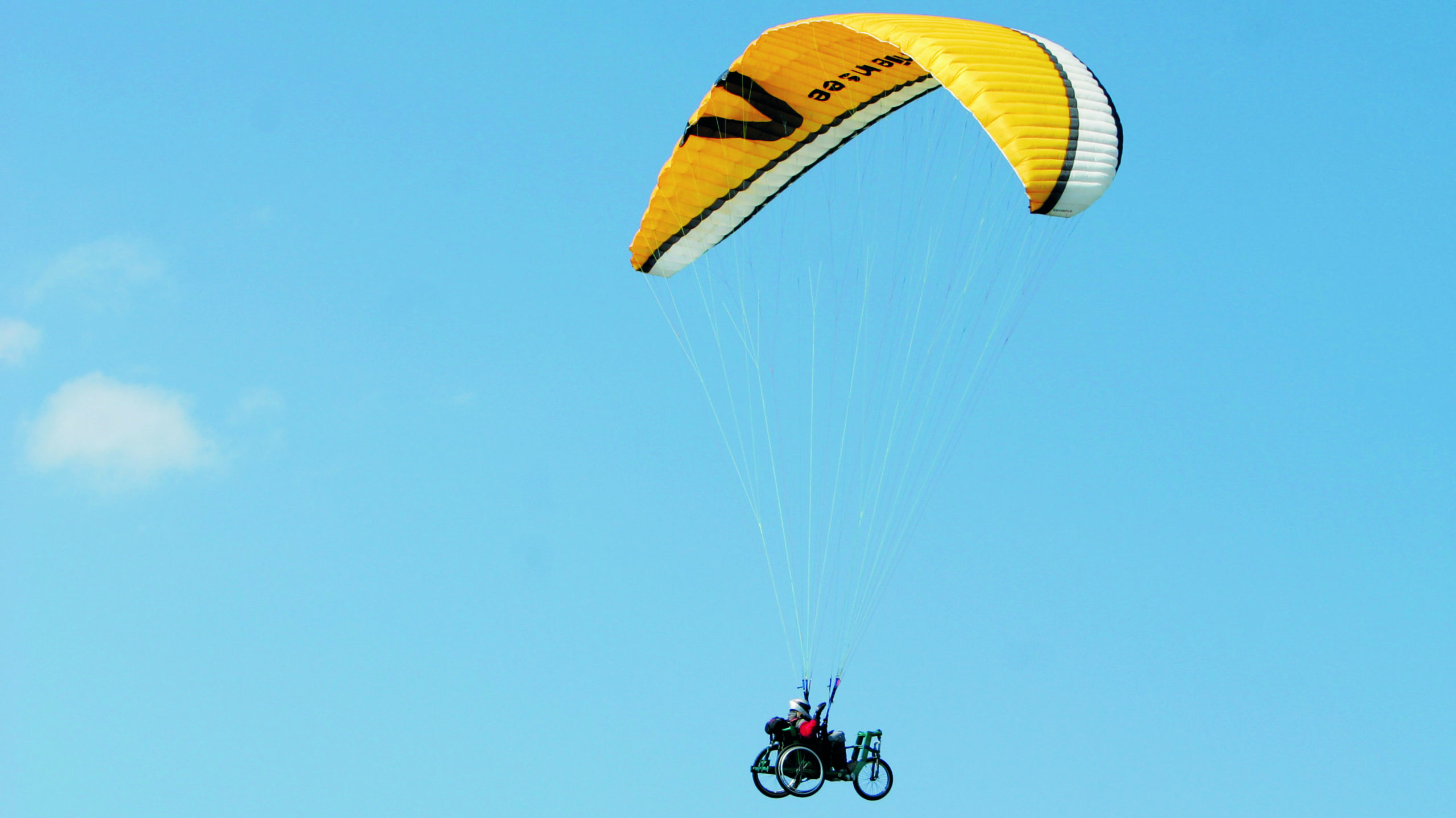 Ein Rollstuhl-Paraglider hoch in der Luft