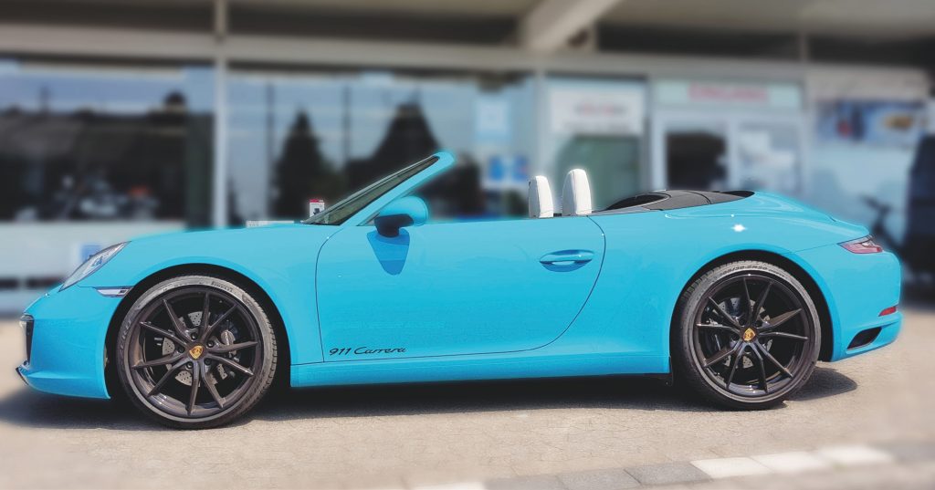 Ein blaues Cabrio 