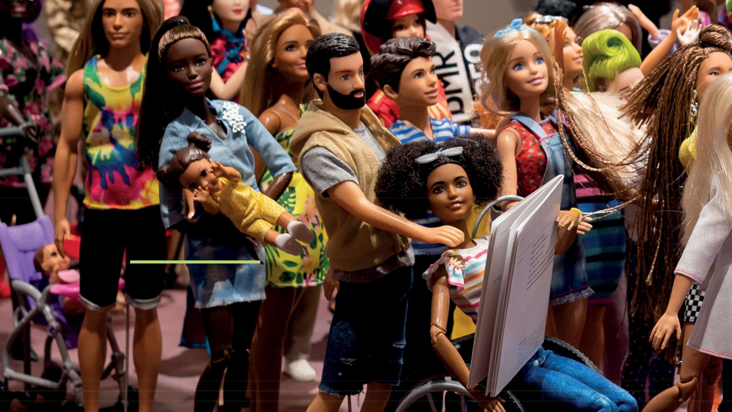 Diverse Barbie-Figuren verschiedenster Herkunft nebeneinander