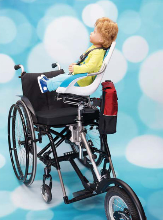 Rollstuhl mit Kamera und Babysitz